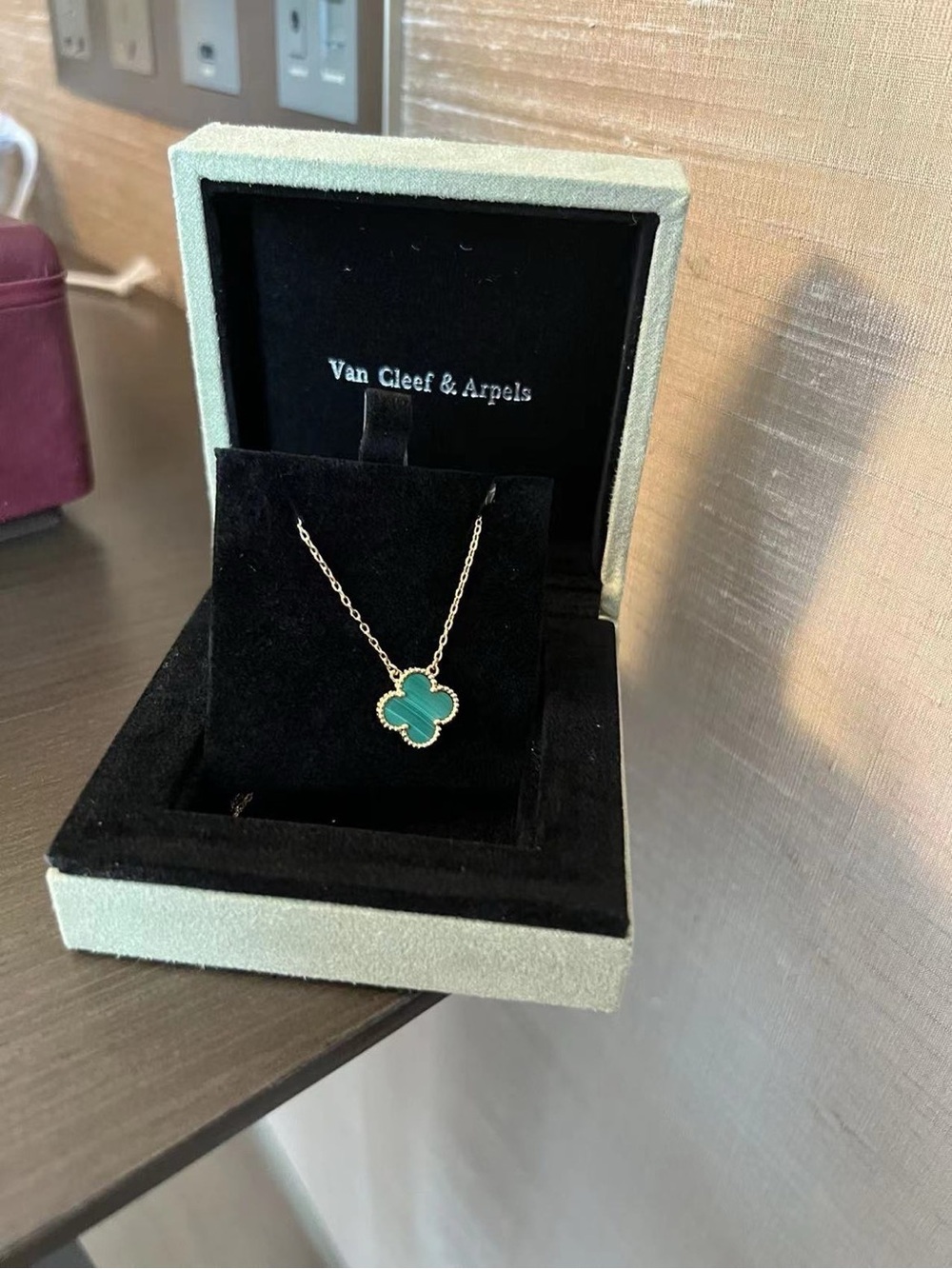 Van Cleef & Arpels Gold Necklace with Green Alhambra Clover - Picture 5 of 7